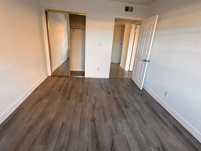 415 W Lexington Dr #2 — Photo 9