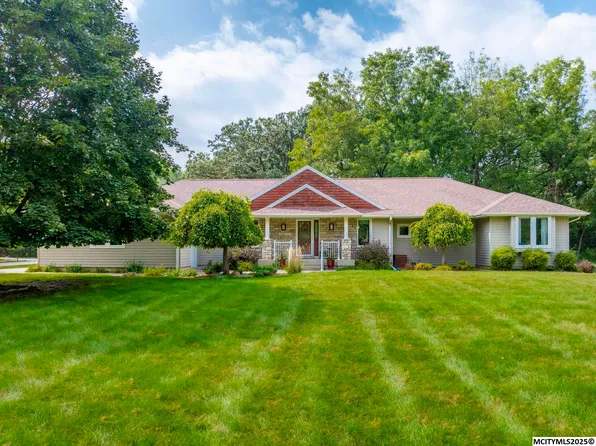 40 Oak Run Dr, Mason City, IA 50401