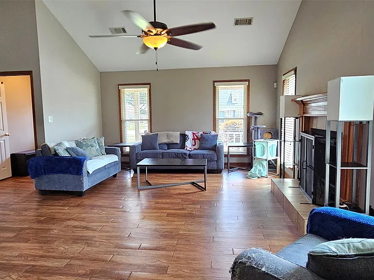 738 Summer Ln — Photo 3