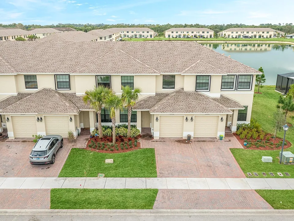 10032 W Villa Cir