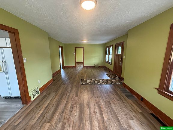 4th image of 835 E 8th St