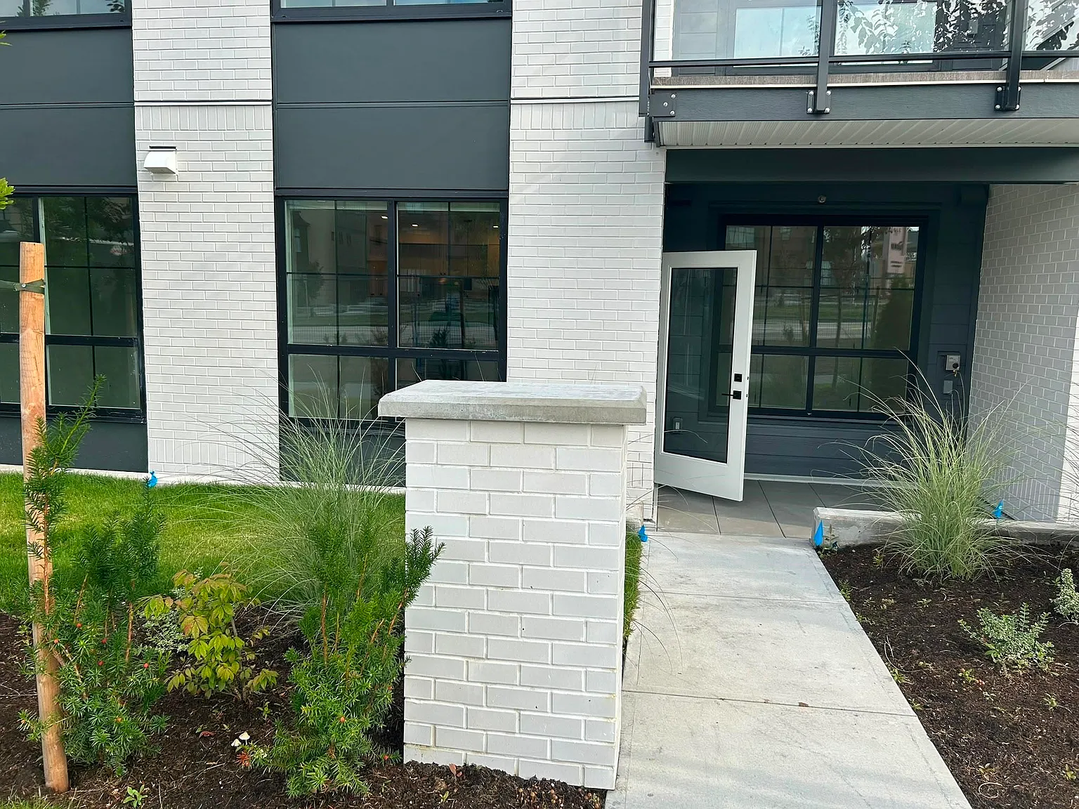 2 bed, 800 sqft, $2,450 — Photo 2