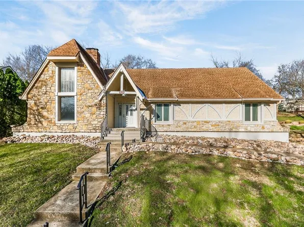 904 Blueberry Ln, Liberty, MO 64068