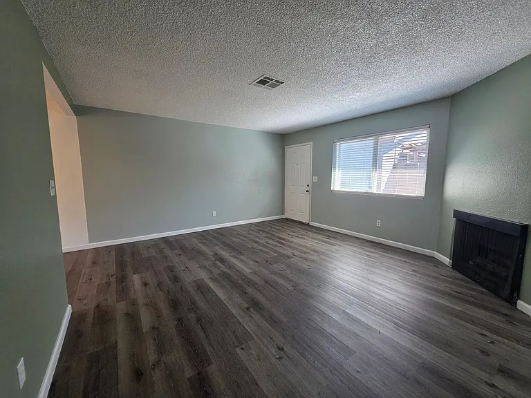 Gareth Ln - Triplex — Photo 6