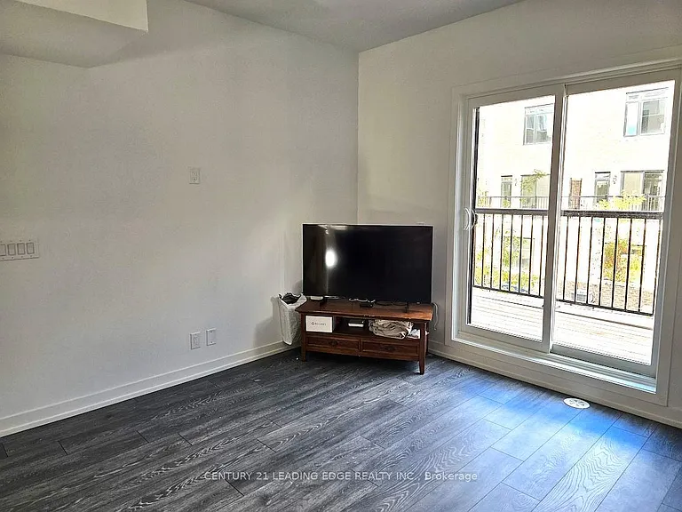 10 Spruce Pines Cres #1-room 1 — Photo 14