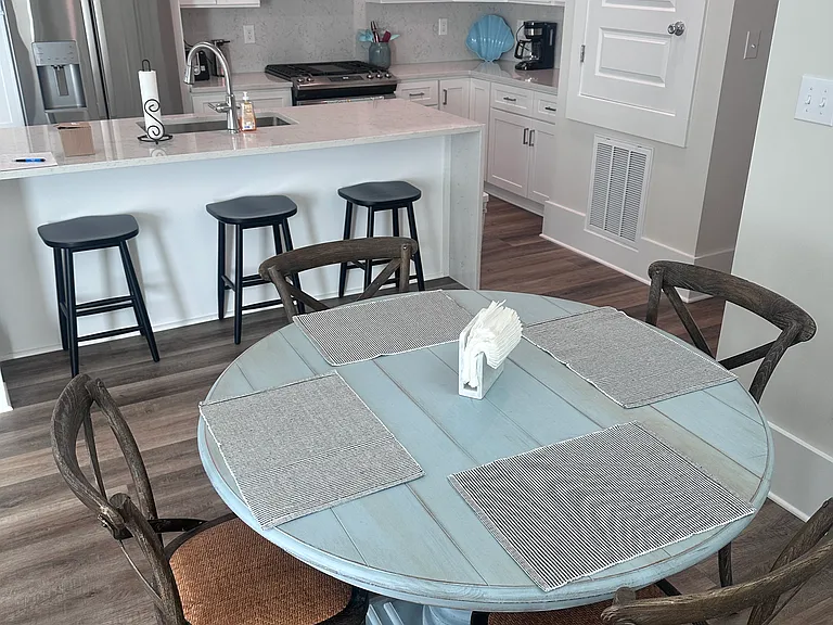 546 Howard Ave — Photo 9