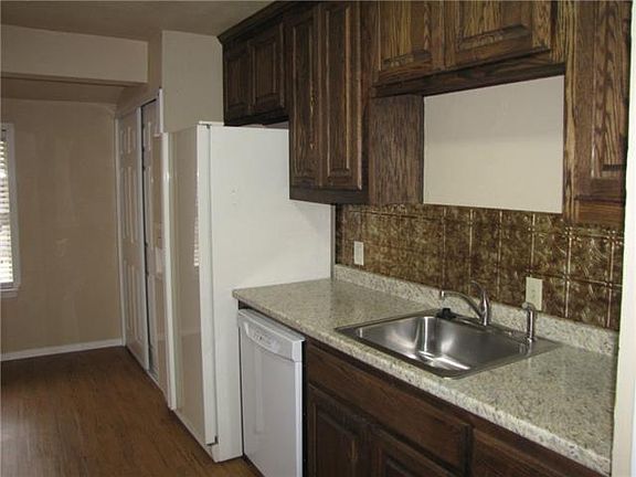3rd image of 2707 Syracuse Dr