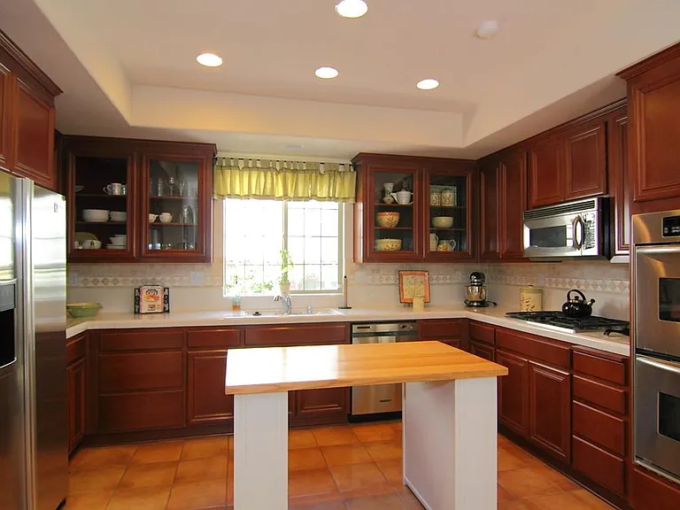 850 Belmont Ln — Photo 4