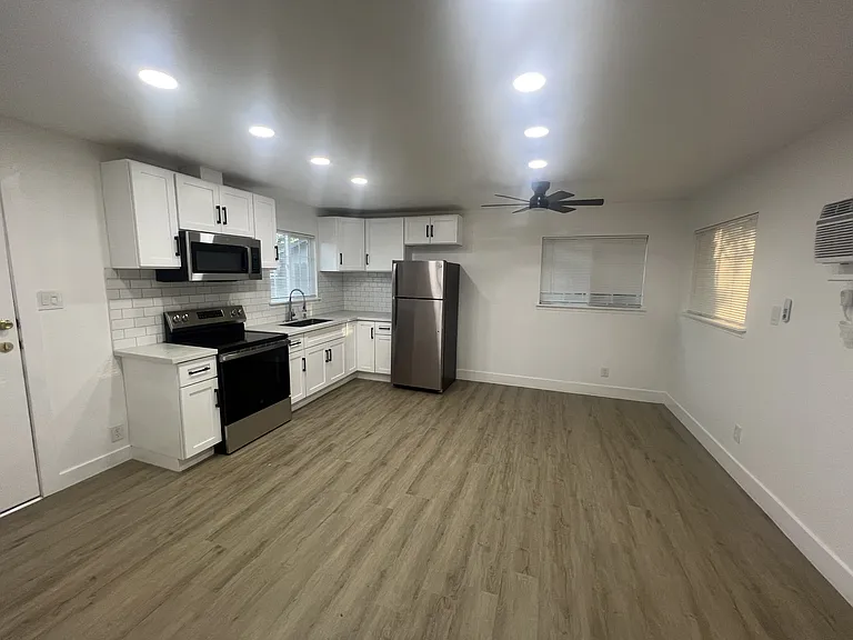 548 Las Palmas Ave #B — Photo 3
