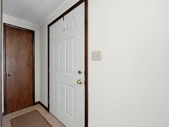 5th image of 16 Woodcrest Ct