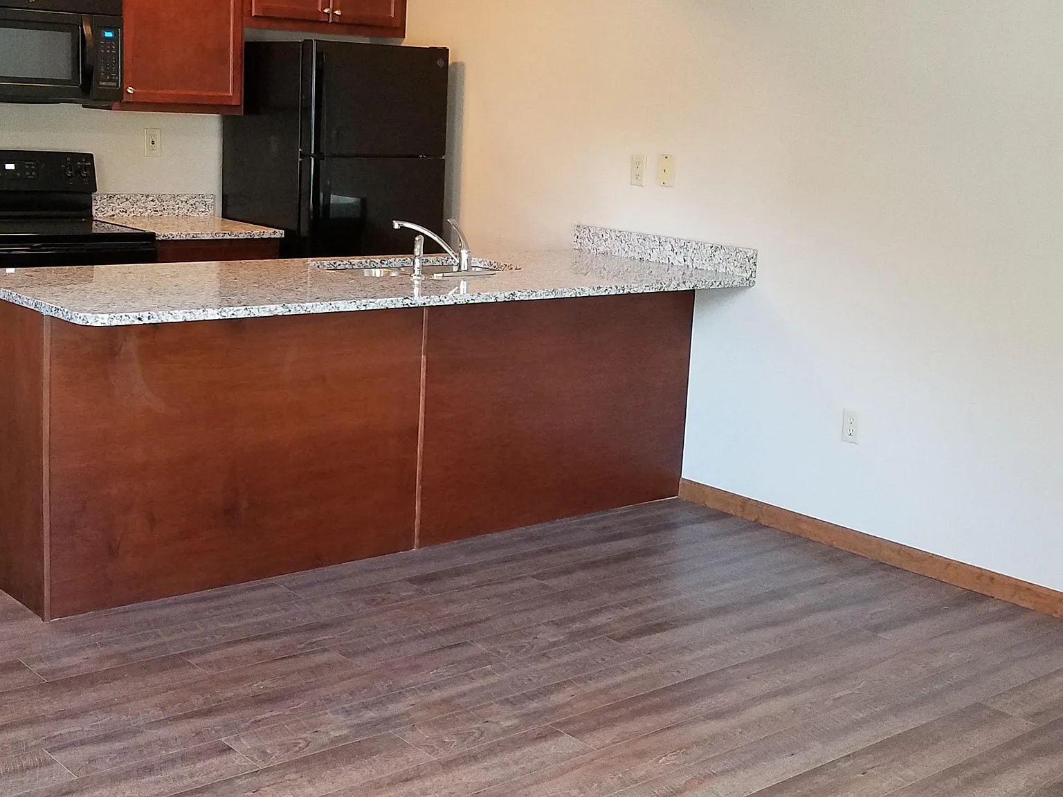 2 bed, 1.5 bath, 700 sqft, $1,100 — Photo 2