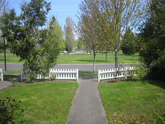 2nd image of 1142 NE Parksedge Cir