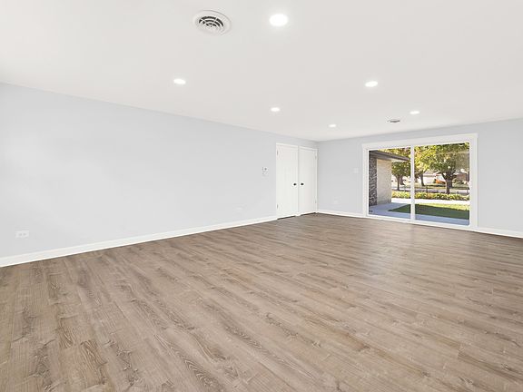 4th image of 10700 Lawler Ave
