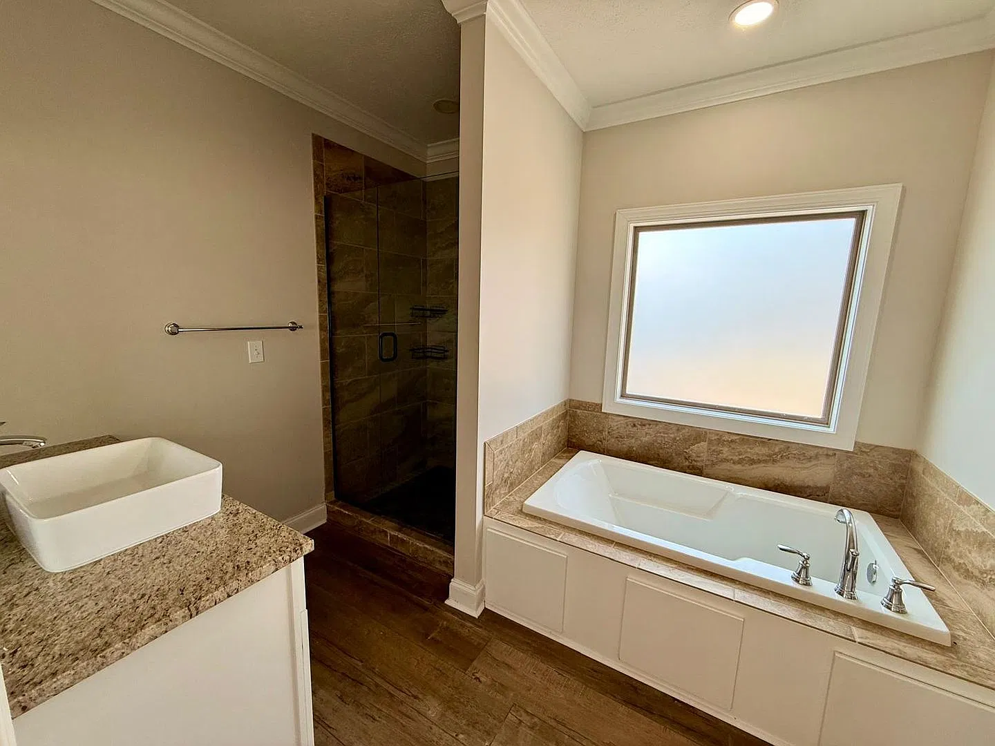 Spacious 5-Bedroom Home with Modern Kitchen & Fenced Backyard — Photo 4