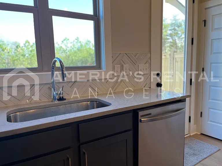 4826 Silas Ave — Photo 10
