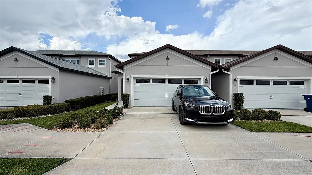 3 bed, 2.5 bath, 1830 sqft, $2,200 — Photo 1
