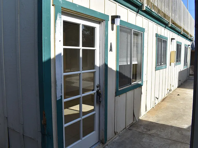512-516 N Citrus Ave — Photo 1