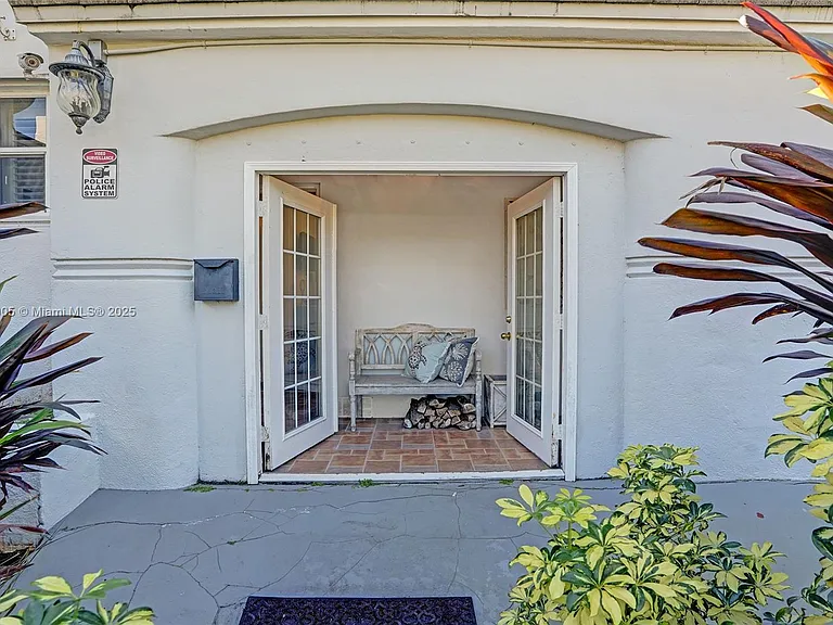 940 Hollywood Blvd — Photo 29