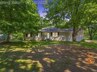 11231 McGregor Rd, Pinckney, MI 48169