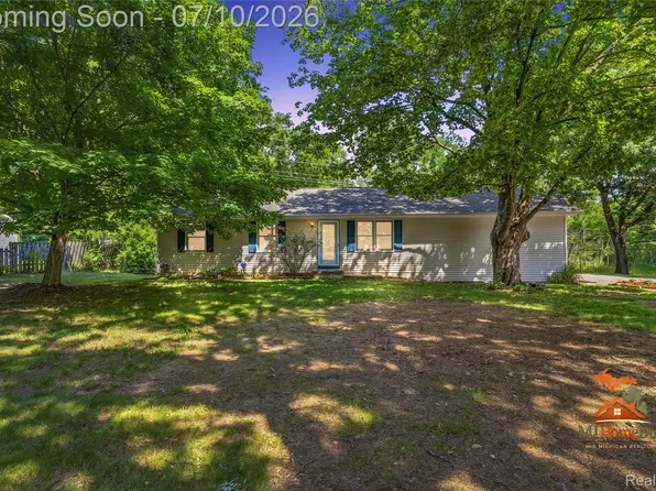 11231 McGregor Rd, Pinckney, MI 48169