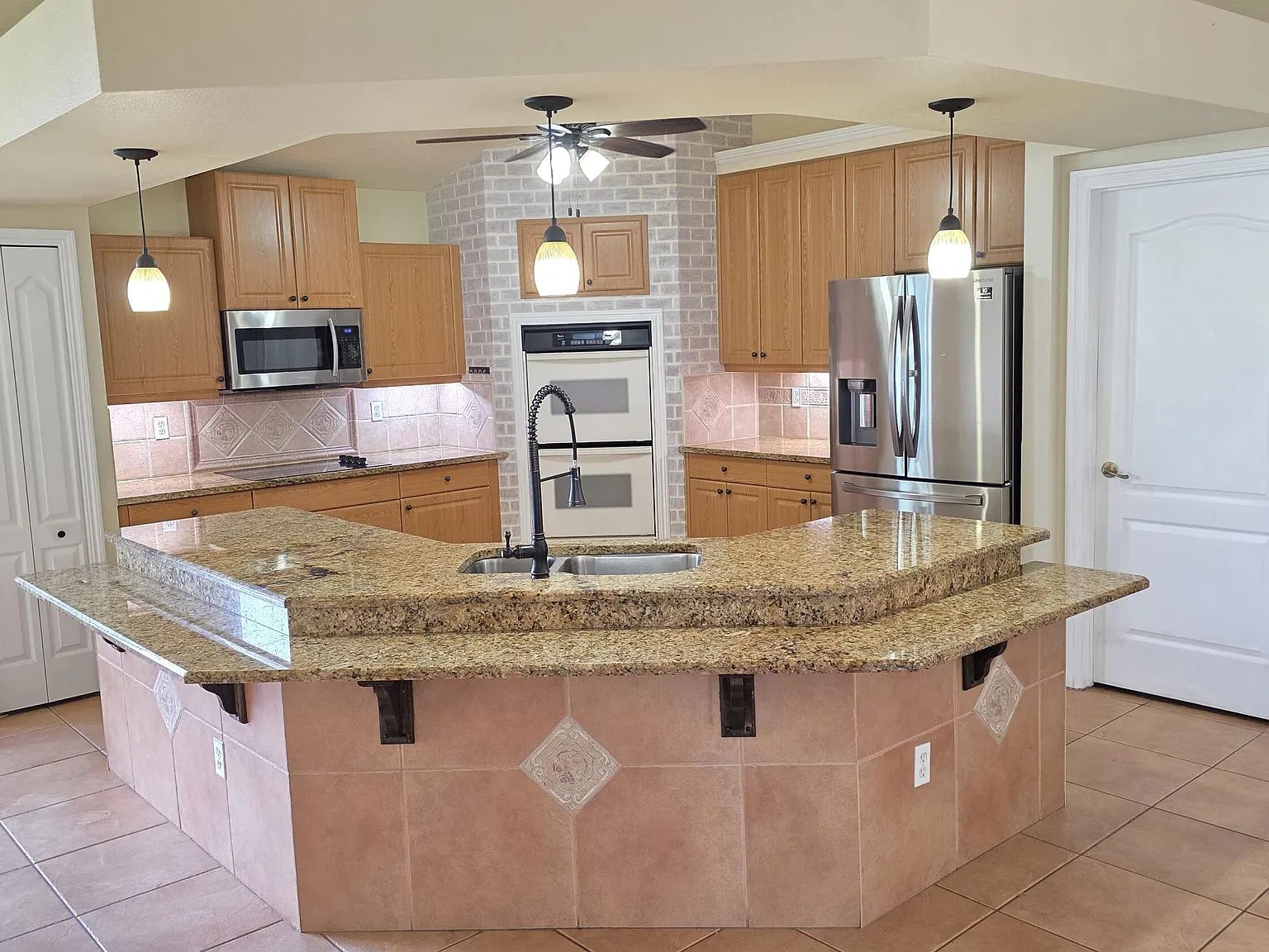4 bed, 2.0 bath, 2348 sqft, $2,795 — Photo 2