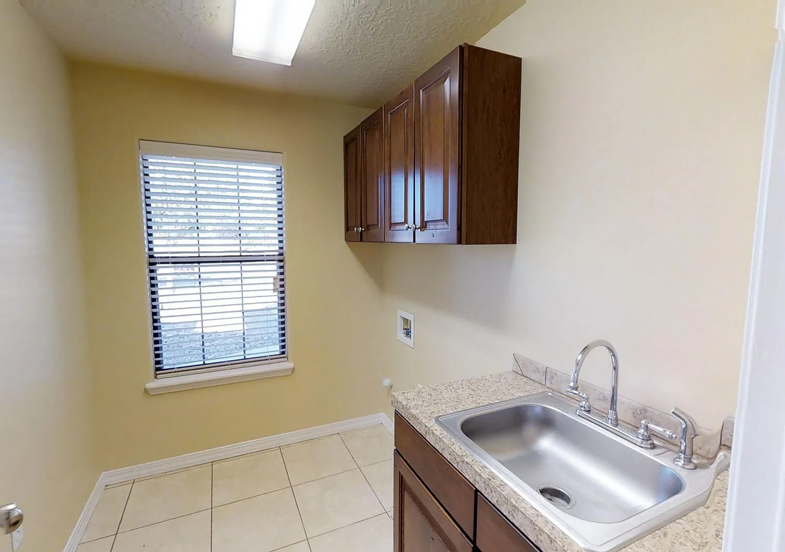 1374 Oakwood - 3bed 2 bath home — Photo 4