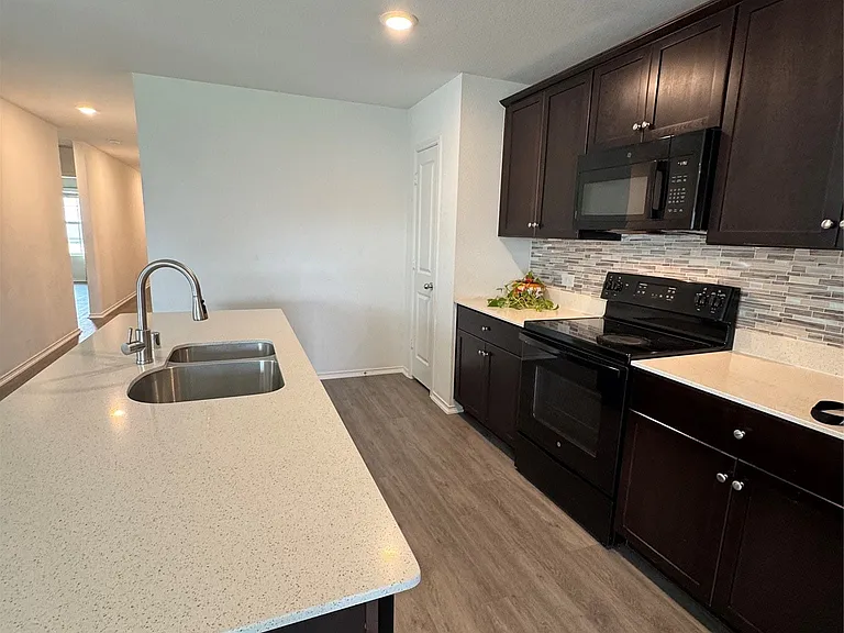 518 Olmstead Dr — Photo 6