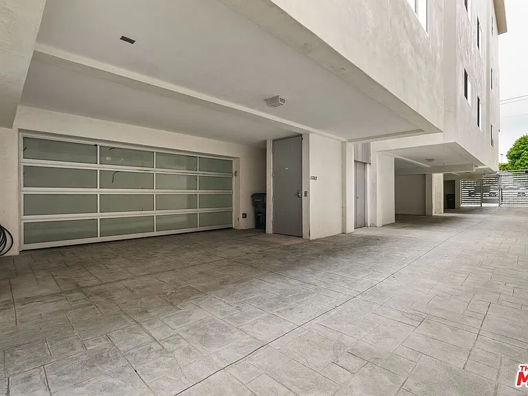 1743 S Barrington Ave — Photo 26