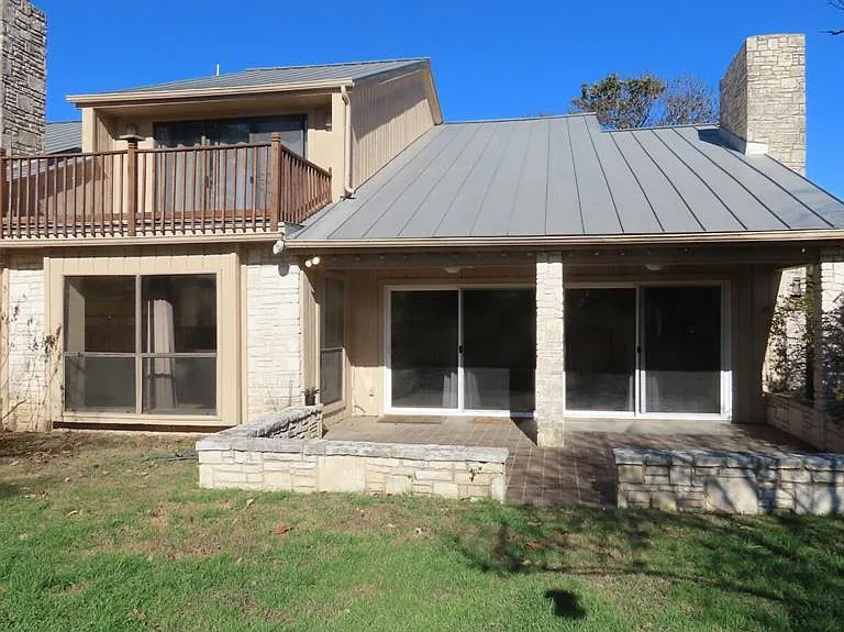 379 Englewood Dr — Photo 2