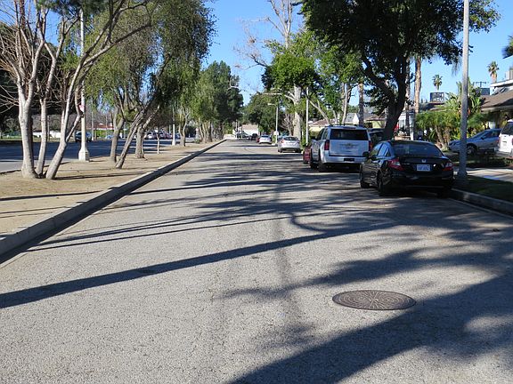 5th image of 17557 Victory Blvd