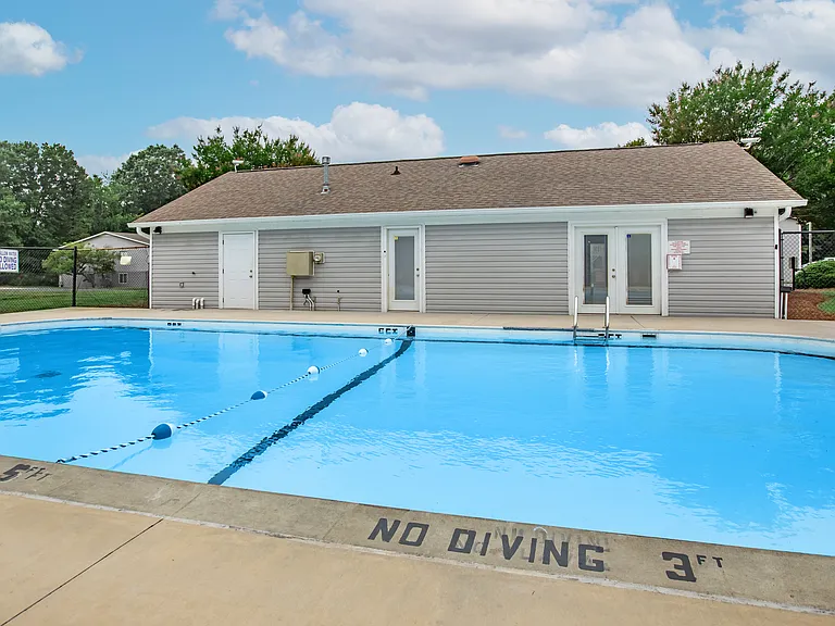 Meadowbrook Apartments — Photo 8