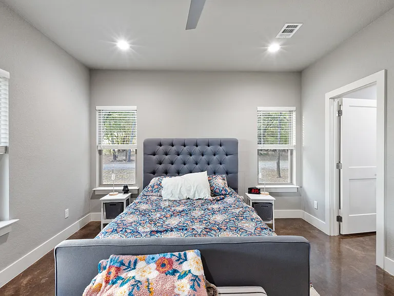 512 Barham Ln — Photo 16