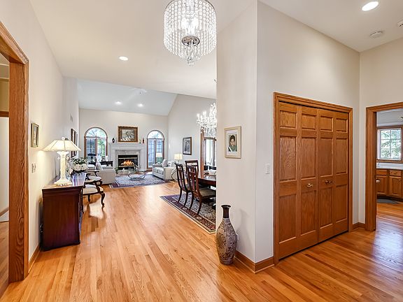 5th image of 61 Berkshire Ct