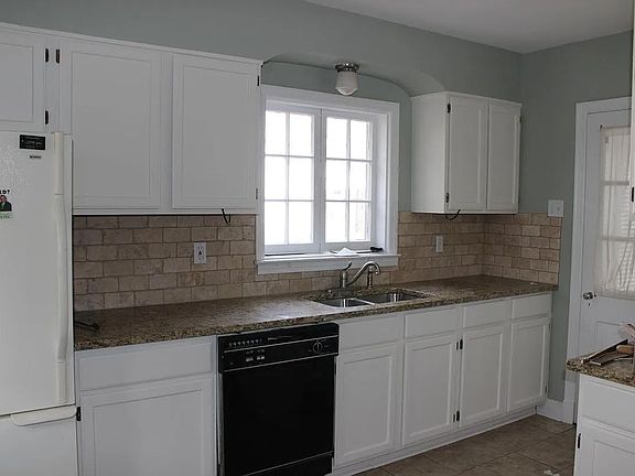3rd image of 233 E Edwin Cir