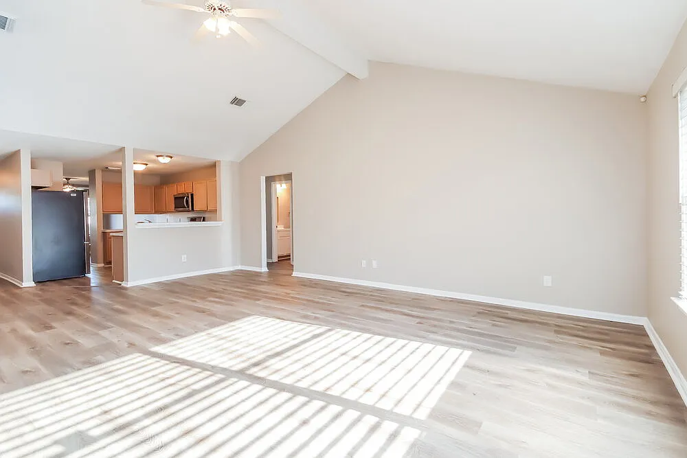 3 bed, 2.0 bath, 2031 sqft, $1,905 — Photo 3