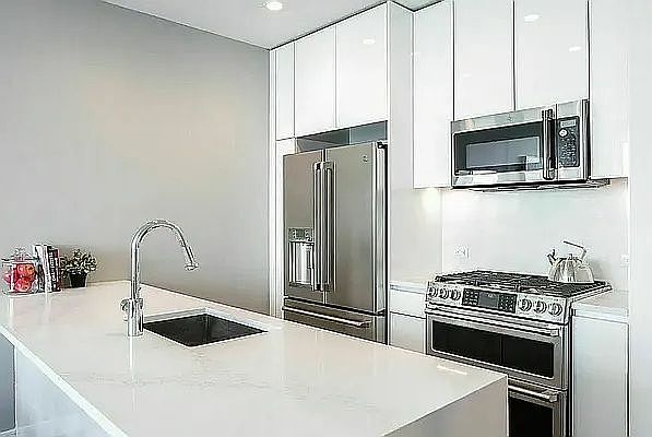 1st image of 320 W 39th St #15D