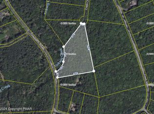 390 Creek Ct, Hawley, PA 18428