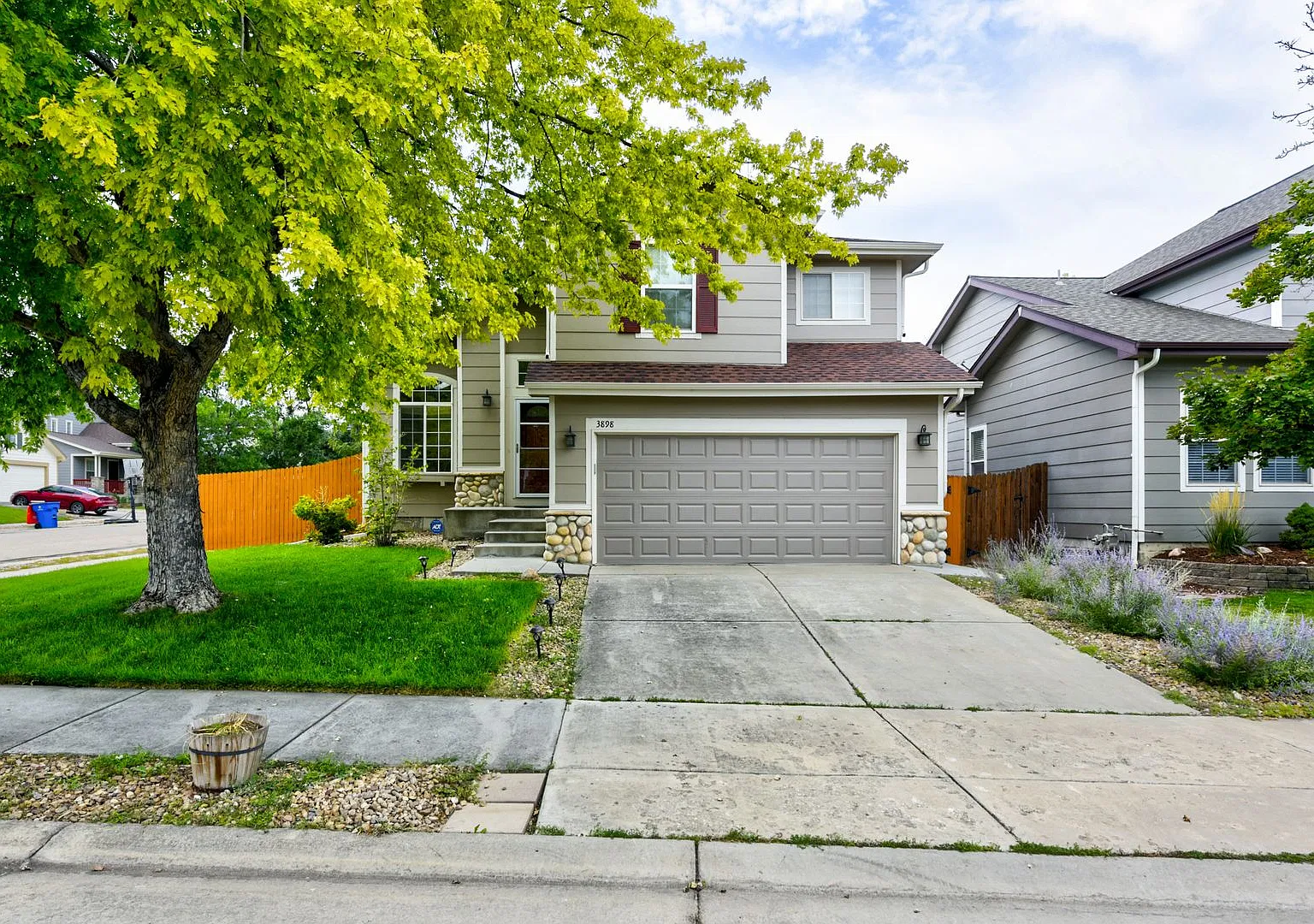 Beautifully Updated 3-Bed Home in Arapahoe Ridge Prime Location Near Lake & Downtown — Photo 1