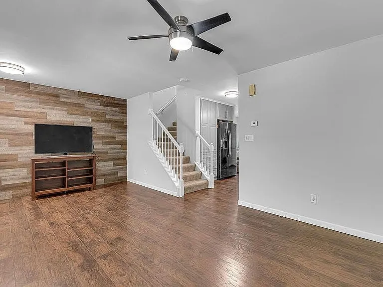 401 Heritage Commons Cir — Photo 32