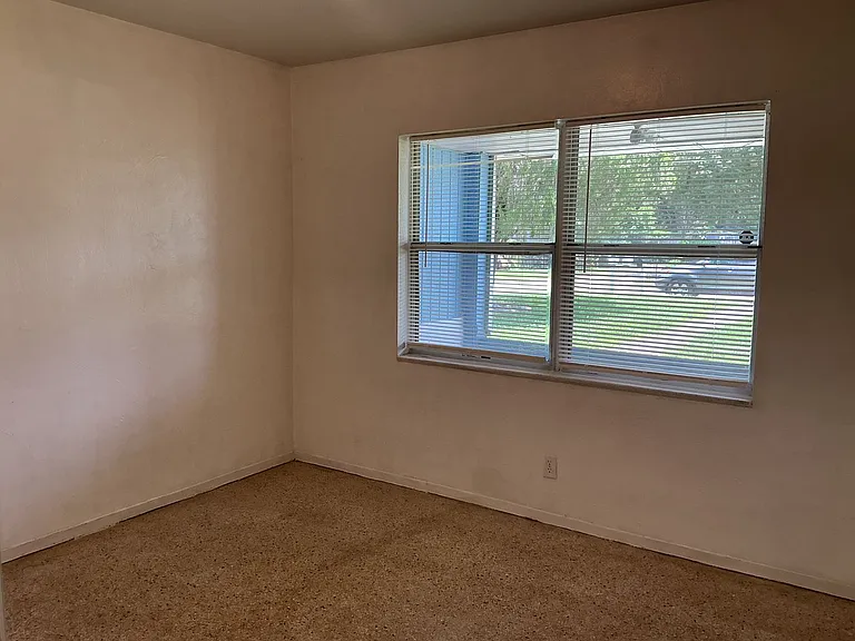 2529 Tanglewood St — Photo 7