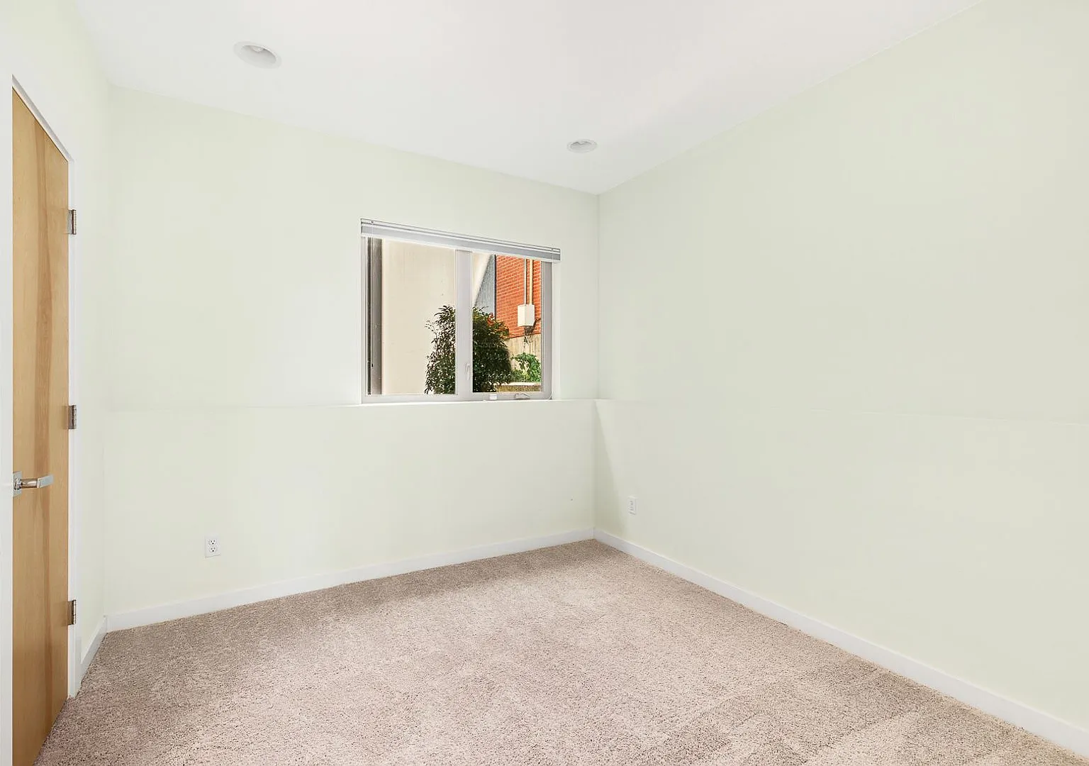 Eastlake Townhome with Rooftop Deck, Views & Dedicated Parking, 2 Bed + Office, 2 Bath — Photo 4