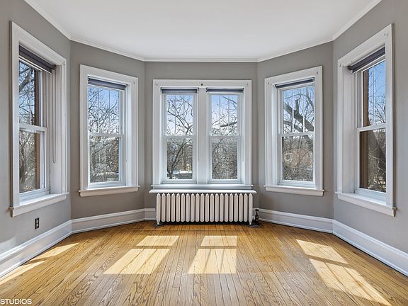 3rd image of 1522 W Elmdale Ave #2