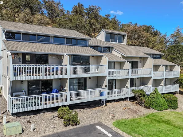 28 NW Mountain View Dr, Roseburg, OR 97471
