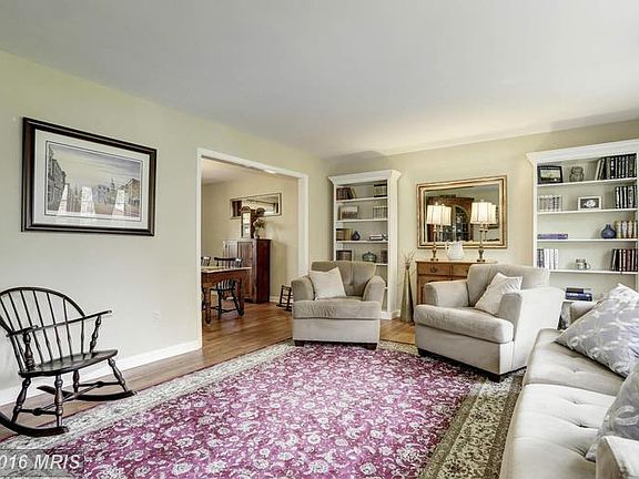 Living Room (1 of 2)