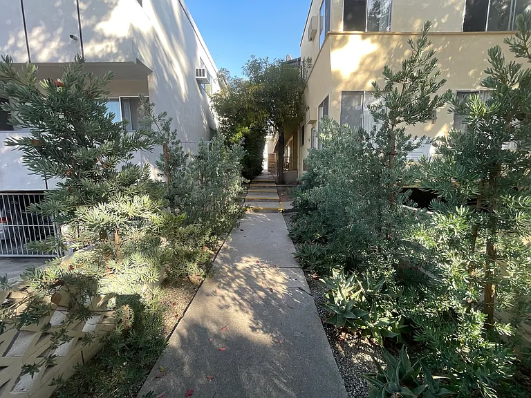 N Hayworth Ave — Photo 16