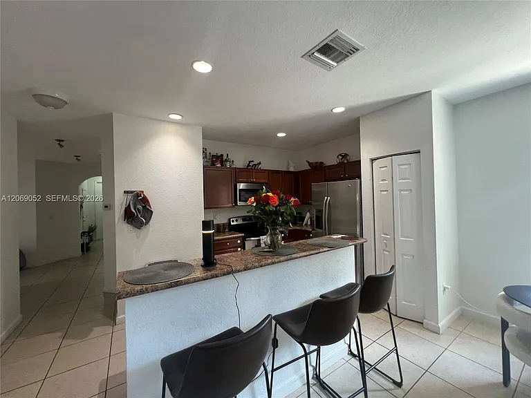 2410 NE 4th St — Photo 5