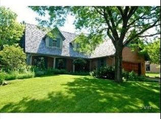 936 Quaker Hill Ln, Libertyville, IL 60048