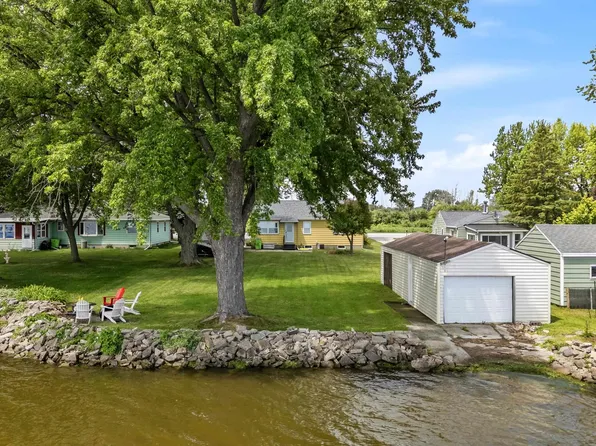 N9363 Lakeshore Dr, Van Dyne, WI 54979