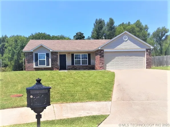 1112 SE 22nd St, Pryor, OK 74361