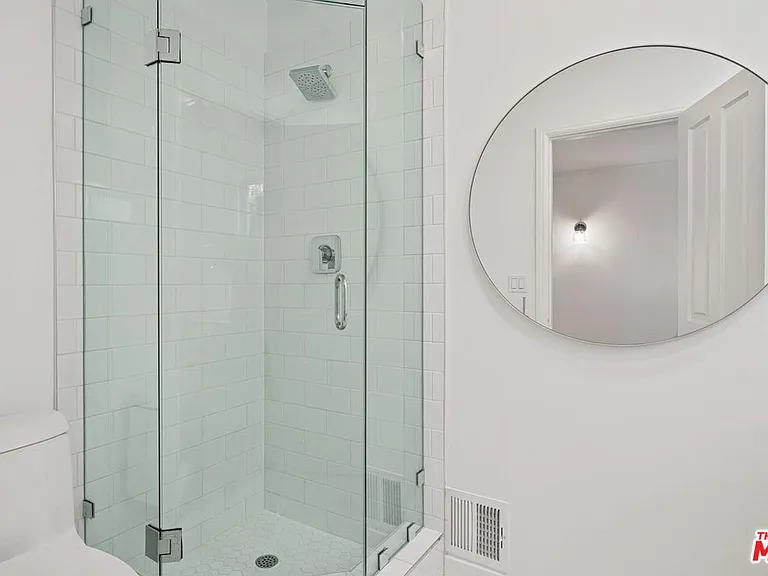 10527 Le Conte Ave — Photo 22